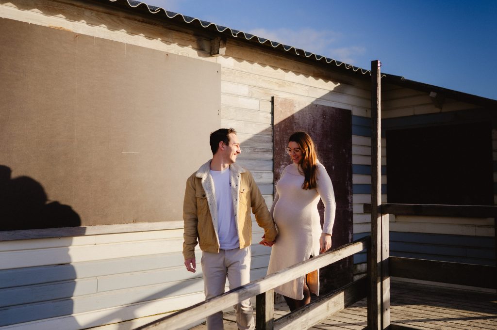 couple avec femme enceinte le long d'une cabane de sauvetage dans les Landes