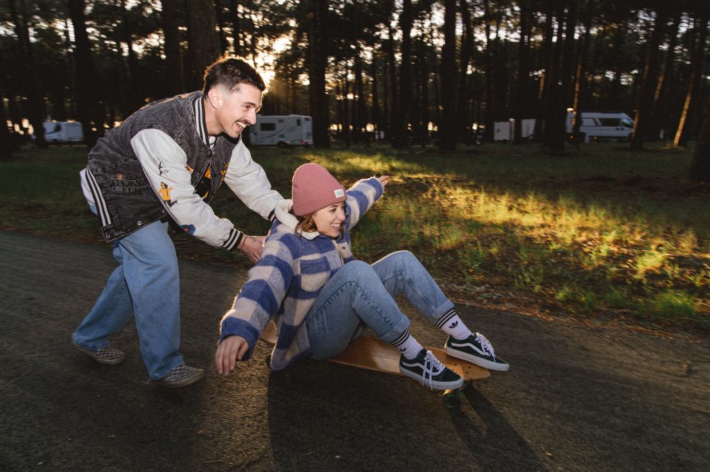 couple skateur au flash et au sunset à Biscarrosse
