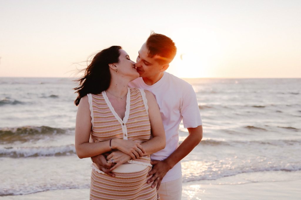 seance photo grossesse à la golden hour sur la plage à Biscarrosse