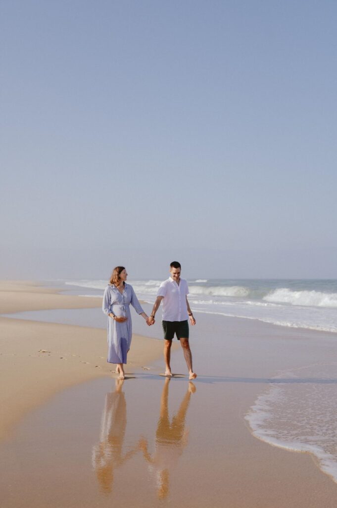 couple avec femme enceinte sur la plage à mimizan