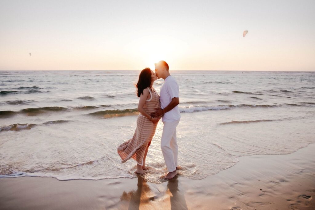 Couple au coucher du soleil sur la plage de Biscarrosse