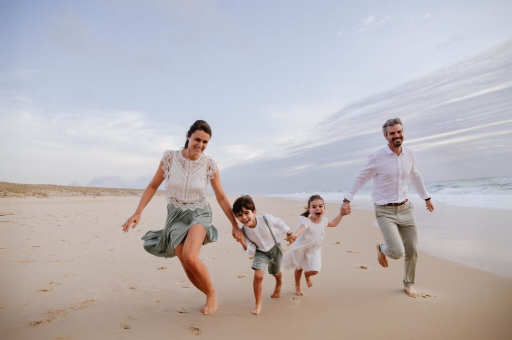famille heureuse et qui court sur la plage dans les Landes