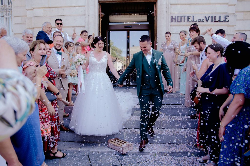 Sortie de la cérémonie civile de mariage à la mairie de Mont de Marsan