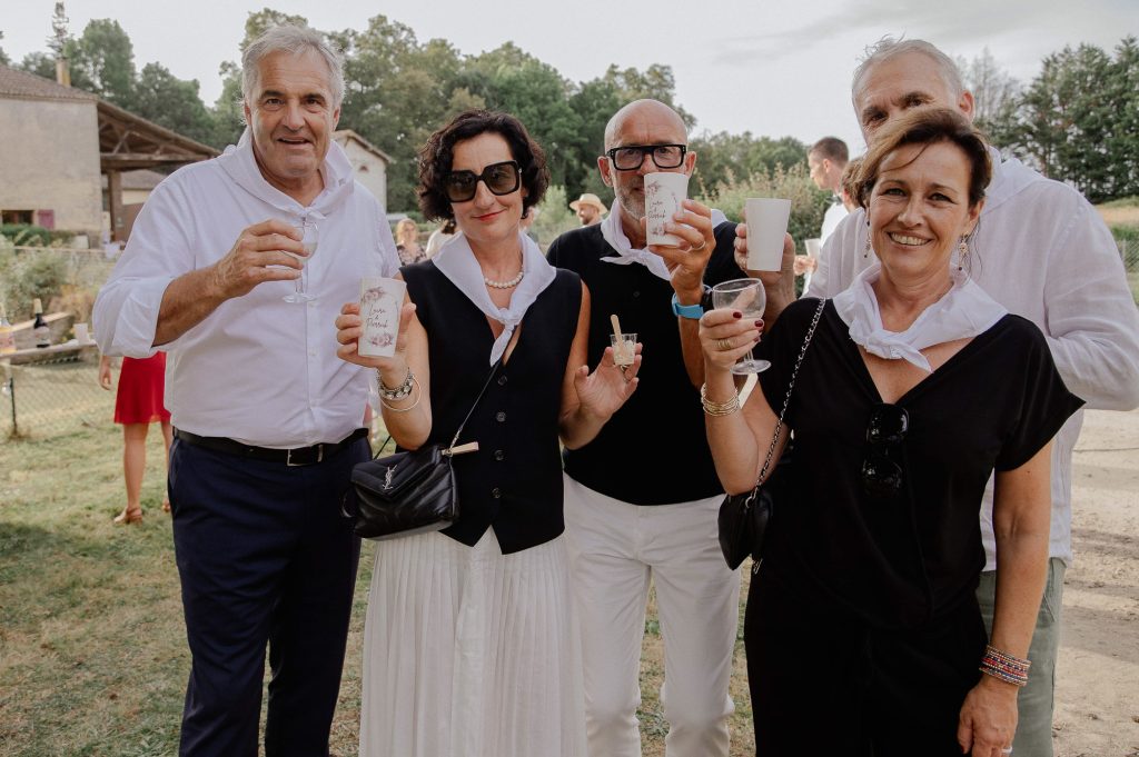Photo de groupe pendant le cocktail du mariage