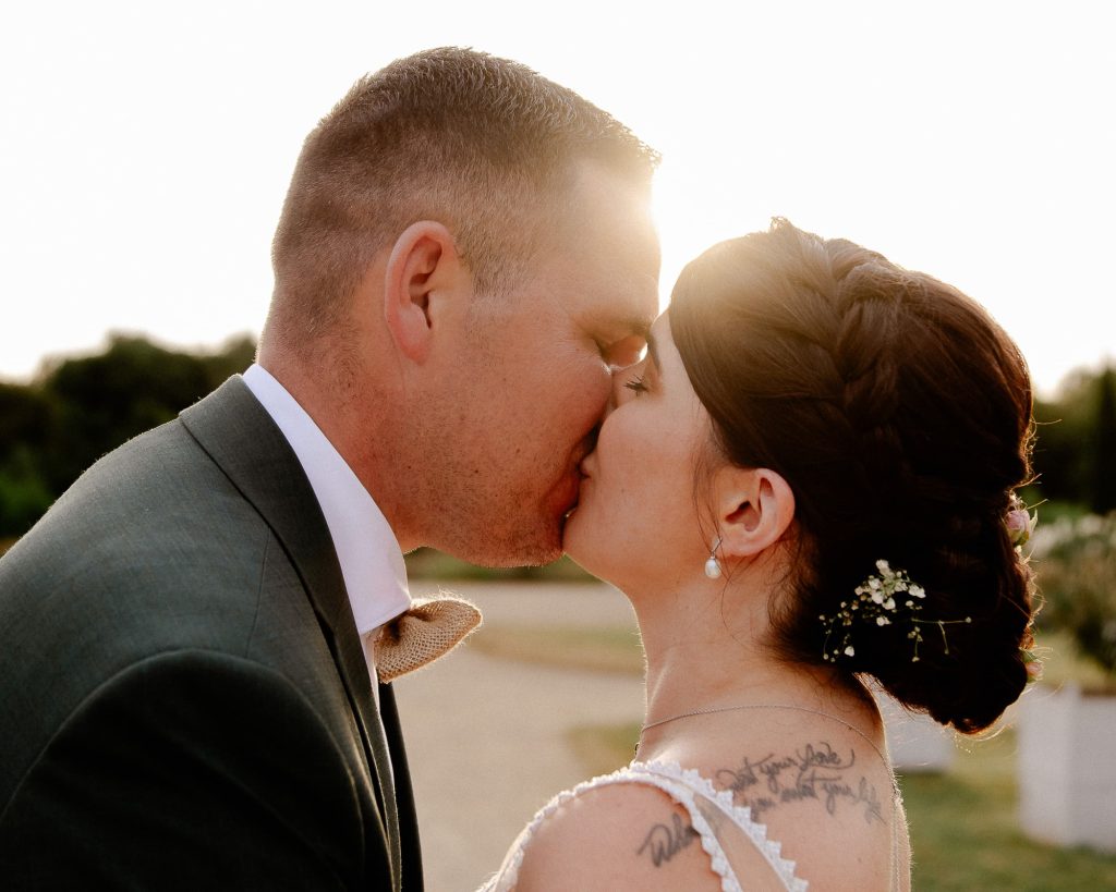 Séance couple de mariage au coucher du soleil dans les Landes