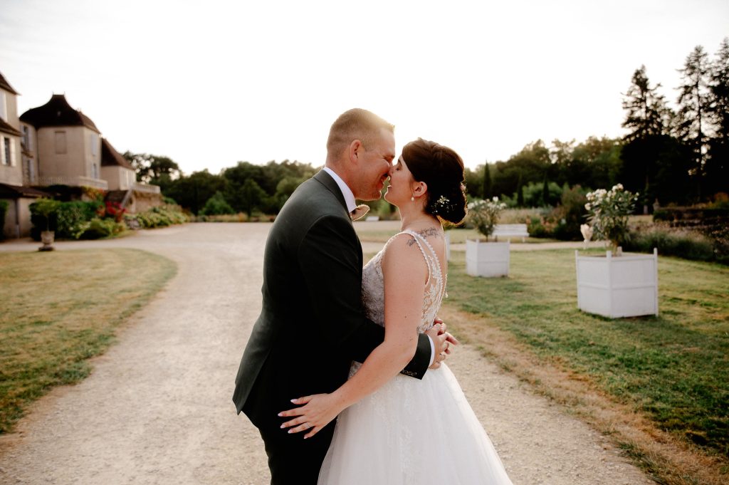 Séance couple de mariage au coucher du soleil dans les Landes