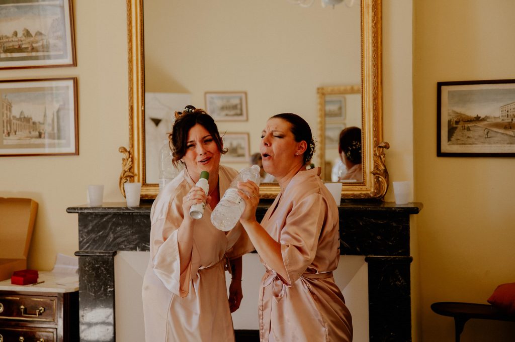 Préparatifs de la mariée avec ses témoins dans un domaine dans les Landes