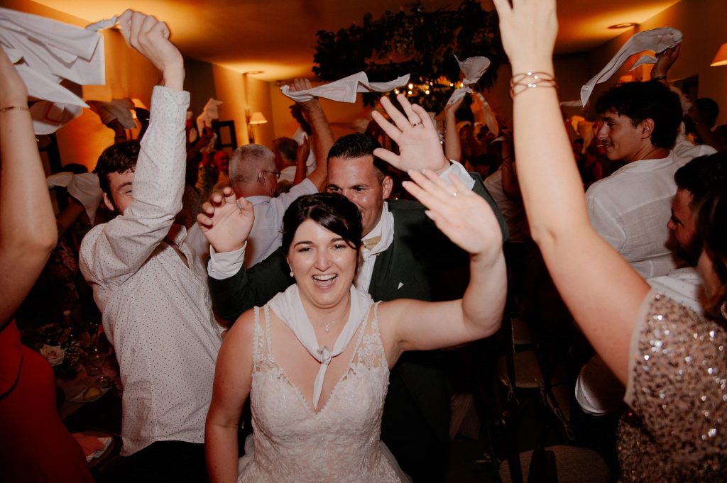 Ambiance à l'entrée des mariés au chateau de campet dans les landes