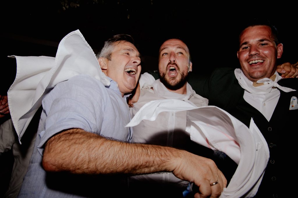 Ambiance à l'entrée des mariés au chateau de campet dans les landes