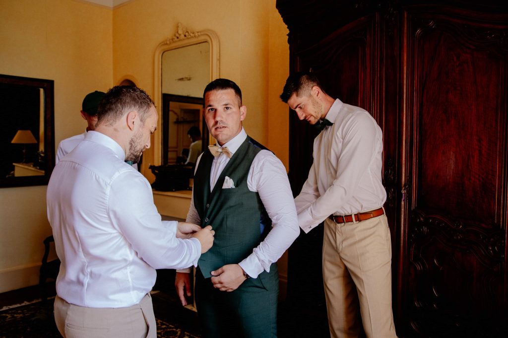 Préparatifs du marié avec ses témoins dans un domaine dans les Landes