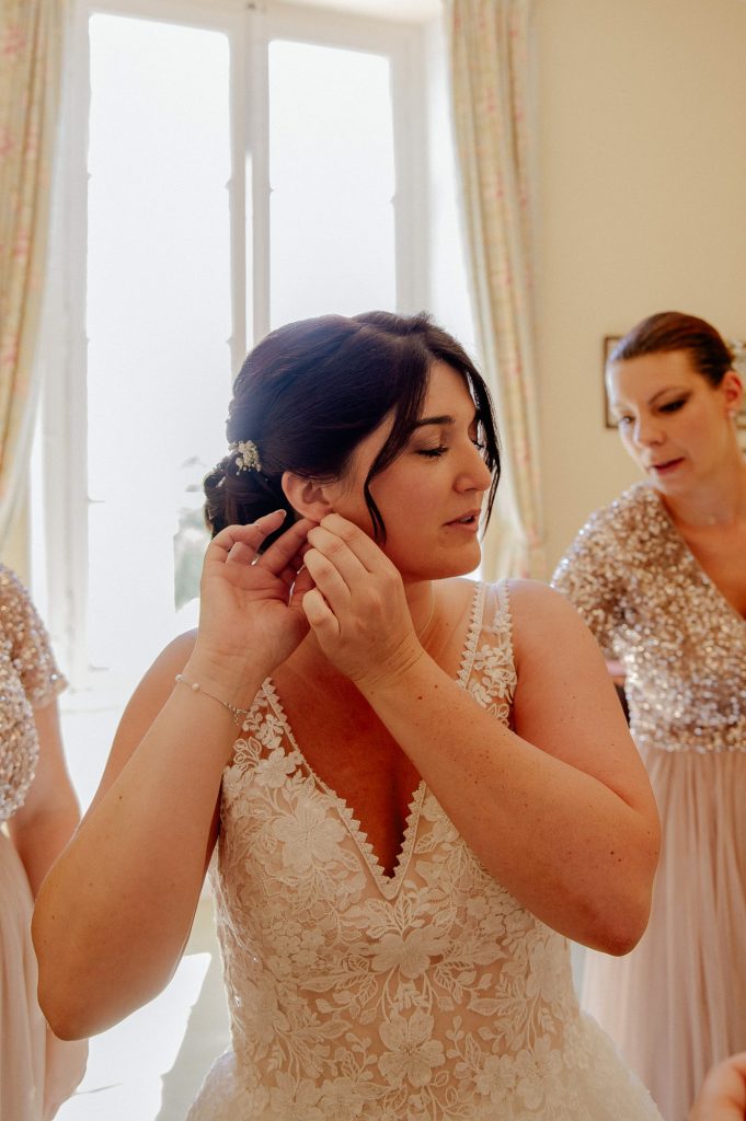 Préparatifs de la mariée avec ses témoins dans un domaine dans les Landes