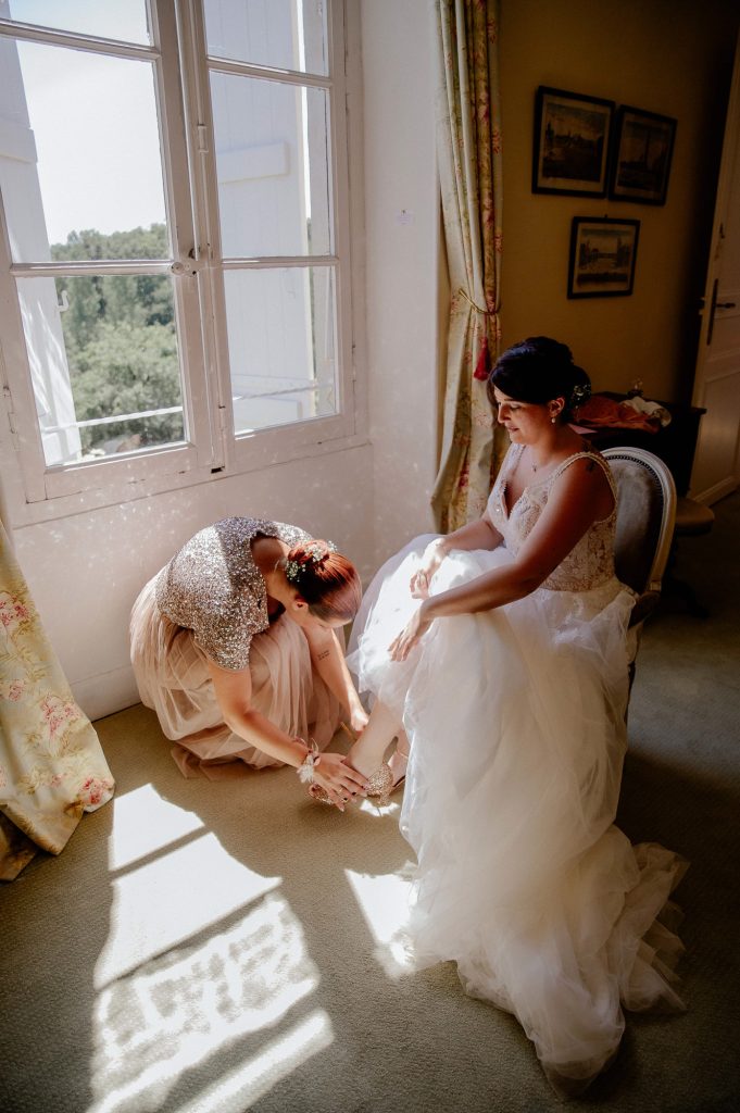 Préparatifs de la mariée avec ses témoins dans un domaine dans les Landes