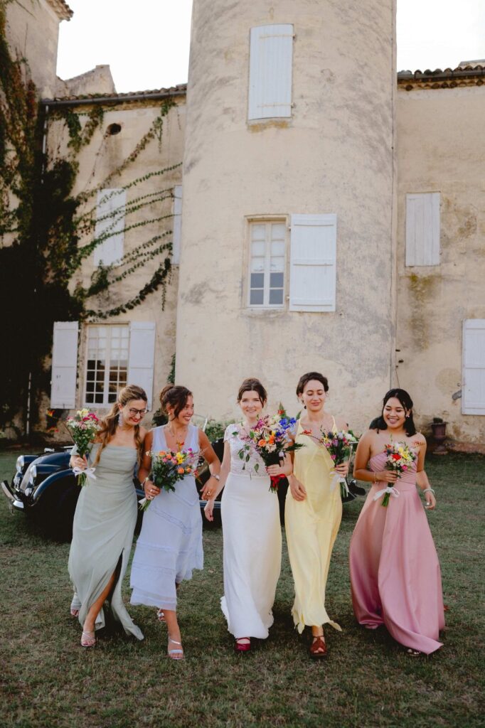la mariée et ses témoins lors d'une mini séance photo au château dans les landes