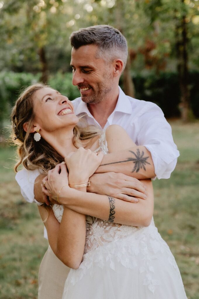 Séance couple de mariage à la golden hour à Biscarrosse
