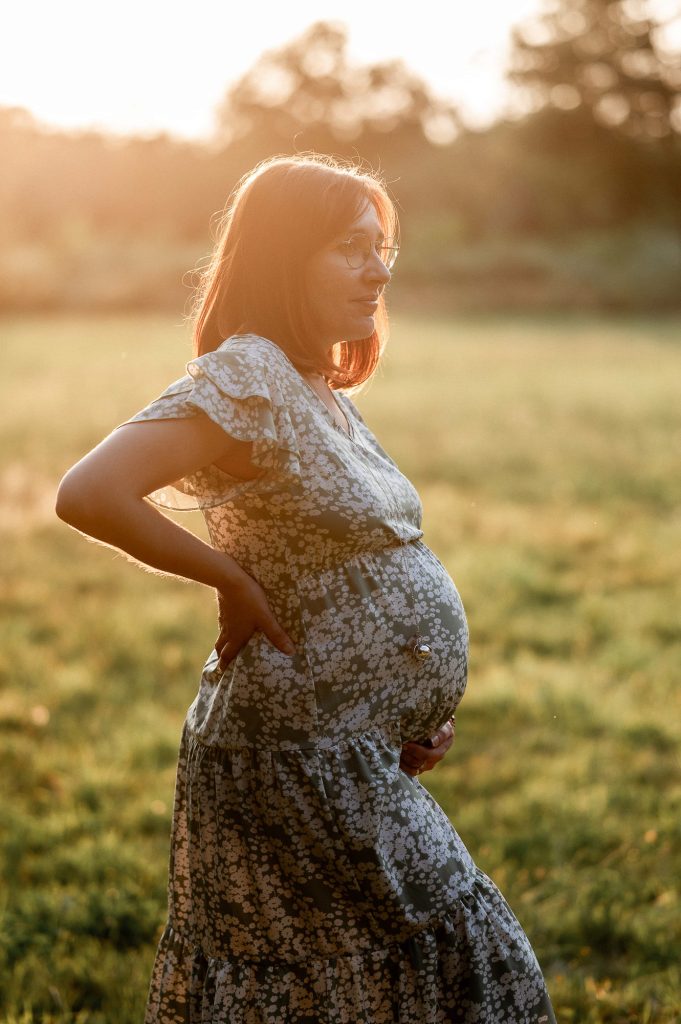 Femme enceinte en forêt à la lumière naturelle dans les Landes