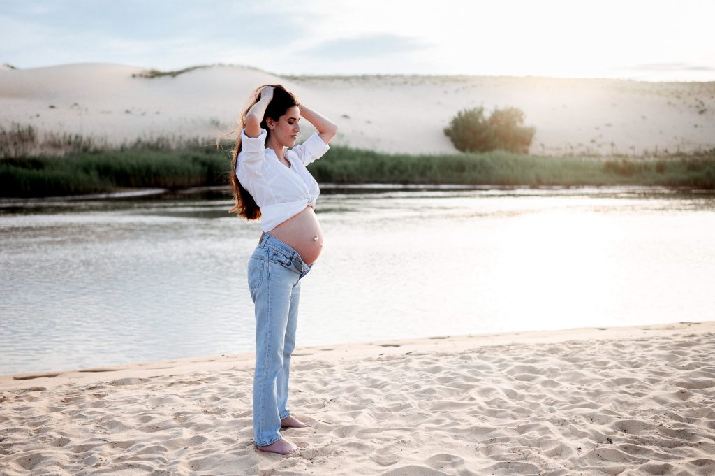 Femme enceinte sur la plage au coucher du soleil lors d’une séance photo dans les Landes