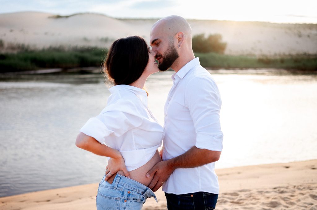 Femme enceinte sur la plage au coucher du soleil lors d’une séance photo dans les Landes