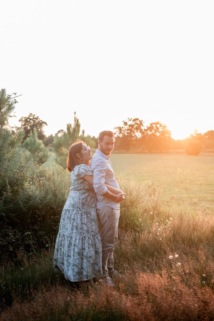 Couple en séance photo grossesse en forêt dans les Landes