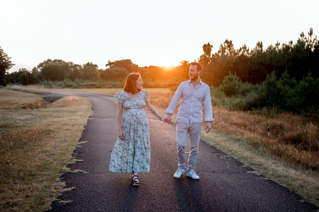 Couple en séance photo grossesse en forêt dans les Landes