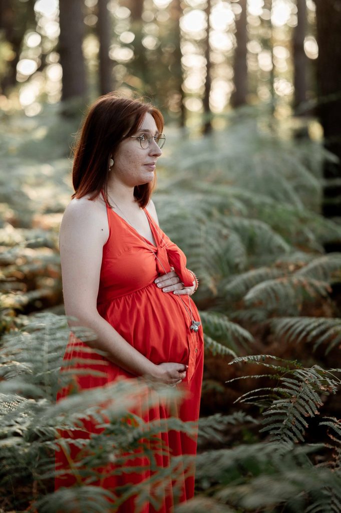 Femme enceinte en forêt à la golden hour dans les Landes