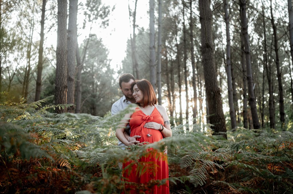 Moment tendre en forêt lors d’une séance photo grossesse dans les Landes