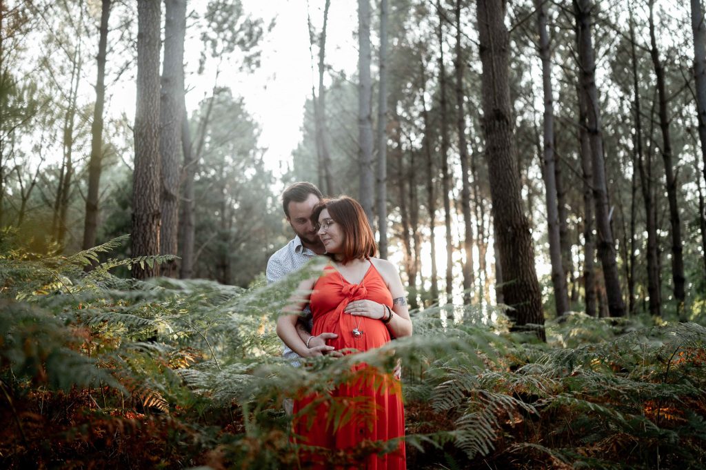 Moment tendre en forêt lors d’une séance photo grossesse dans les Landes