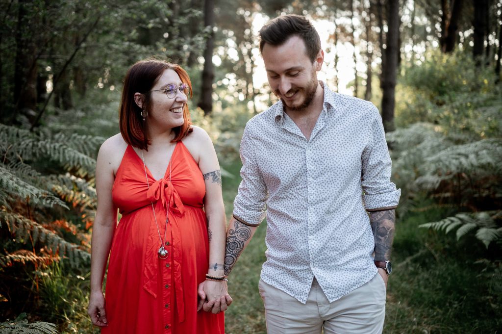 Moment complice en forêt lors d’une séance photo grossesse dans les Landes
