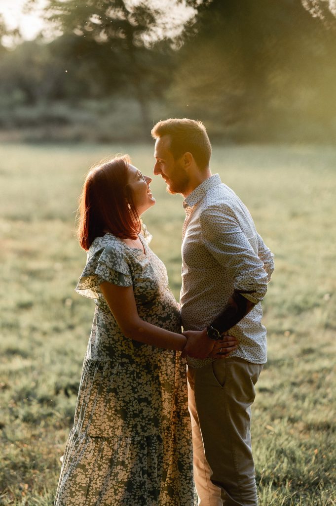 Moment complice en forêt lors d’une séance photo grossesse