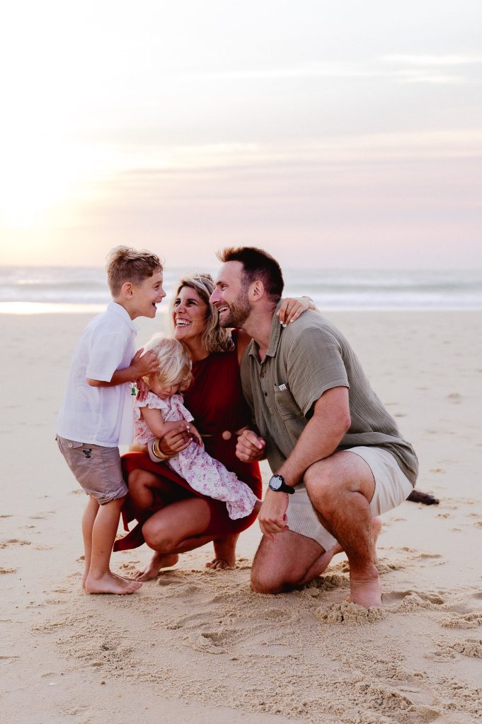 regards tendres des parents vers leur fils au coucher de soleil