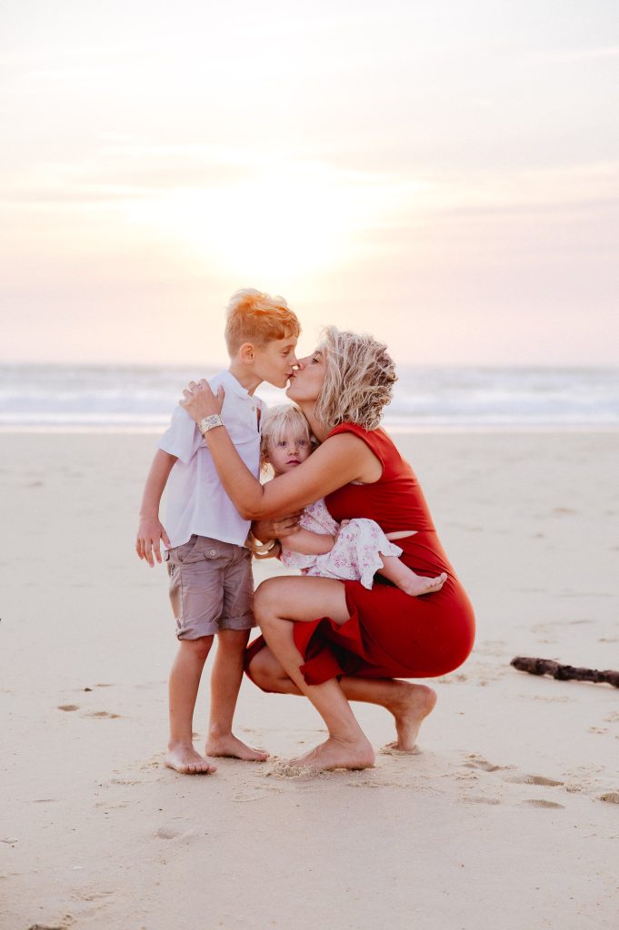 moment tendre entre une maman et son fils lors d'une séance photo à contis plage