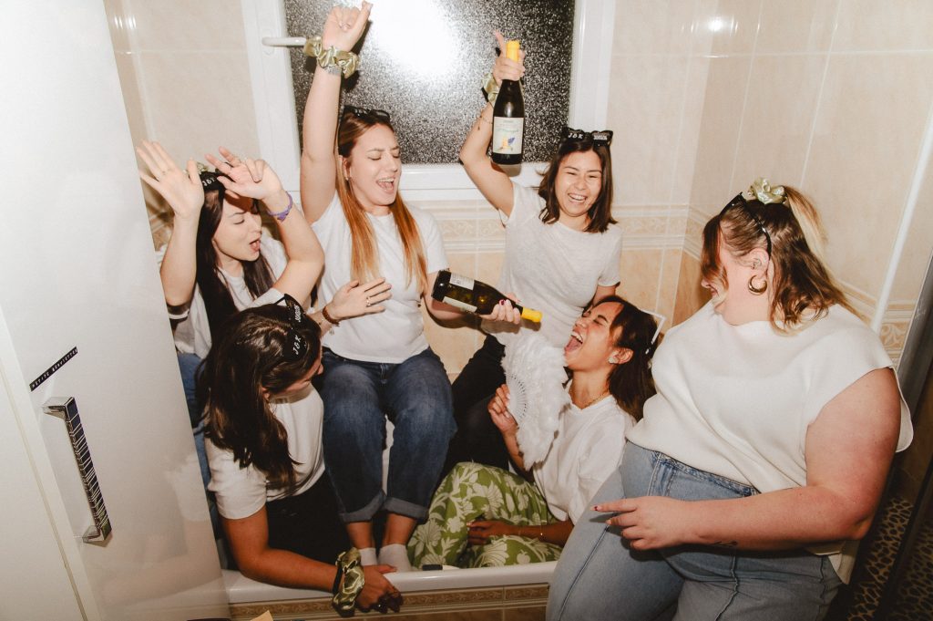 séance photo EVJF maison dans les Landes ambiance fun entre amies avant mariage