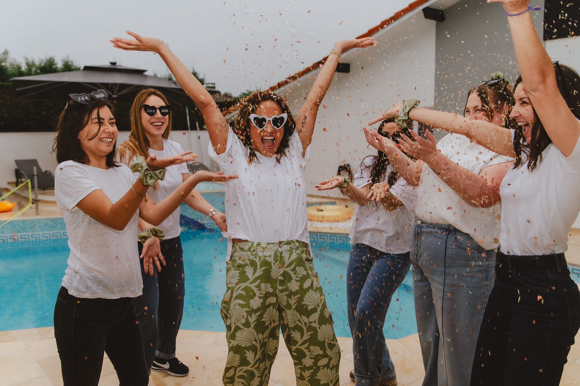 enterrement de vie de jeune fille en intérieur dans les Landes moment complice entre la mariée et ses amies