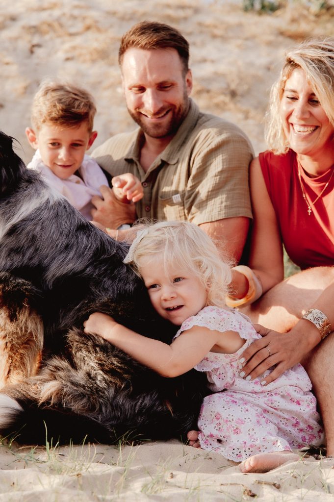 moment tendre entre un enfant et son chien