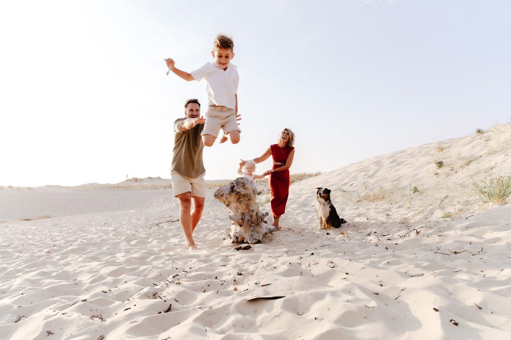 enfant sautant sur le sable dans les landes