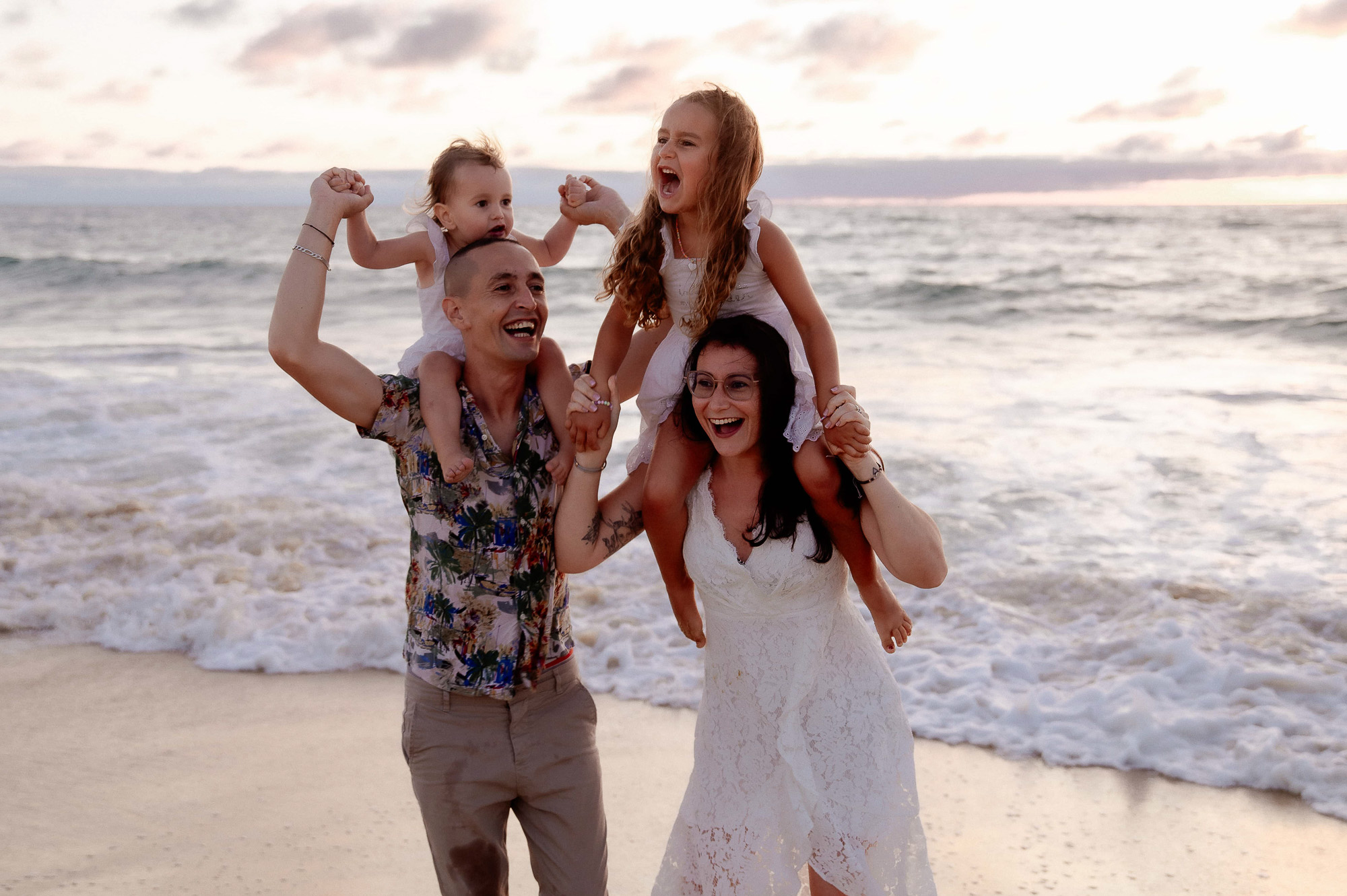 séance photo famille à Mimizan enfants jouant sur la plage