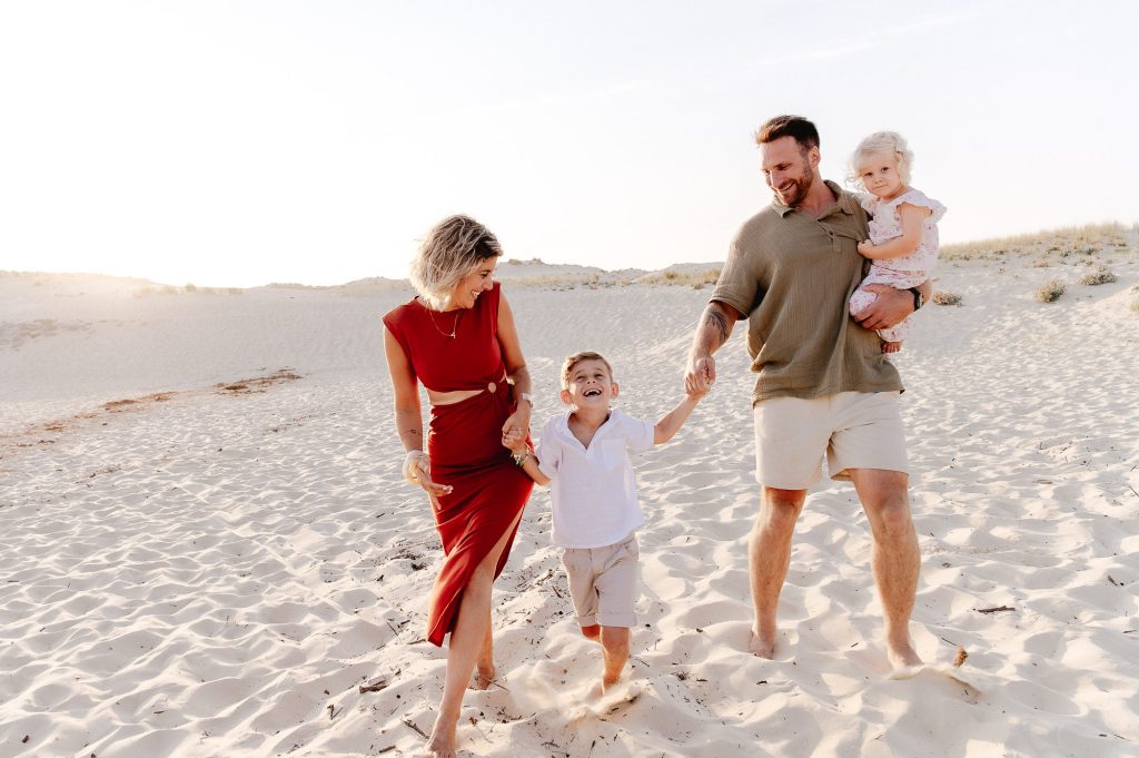 famille marchant dans le sable lors d'un photoshoot à contis plage