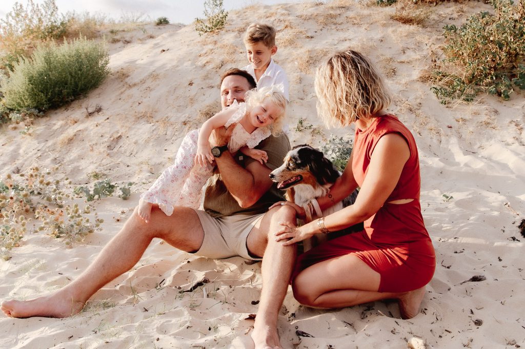 moment de rigolade lors d'une séance photo à contis plage