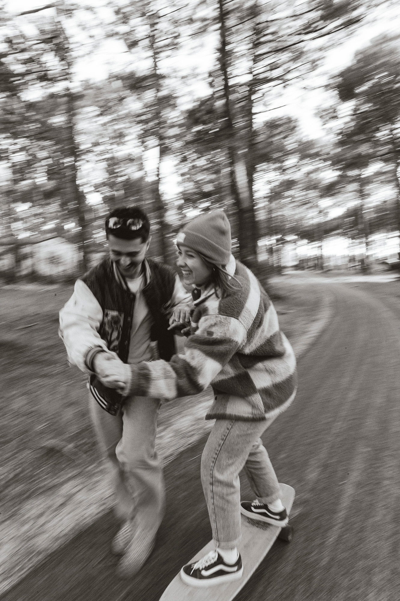 couple qui rigole en skateboard photo lifestyle en noir et blanc dans les Landes