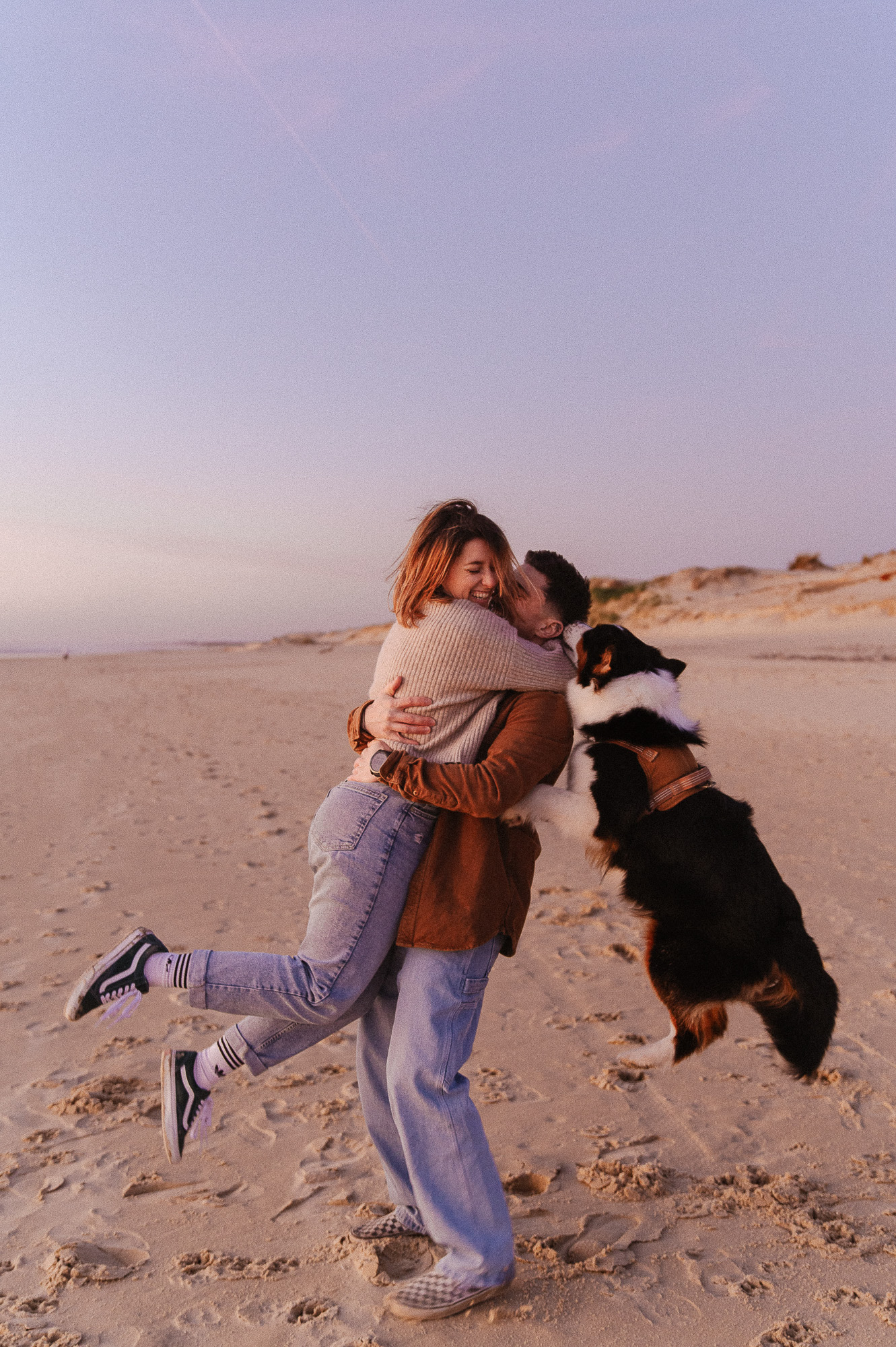 couple avec chien sur la plage au coucher du soleil Mimizan