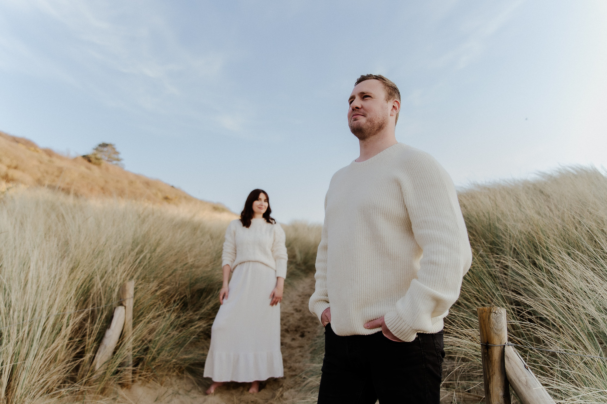 couple en tenue claire dans les dunes séance photo Landes