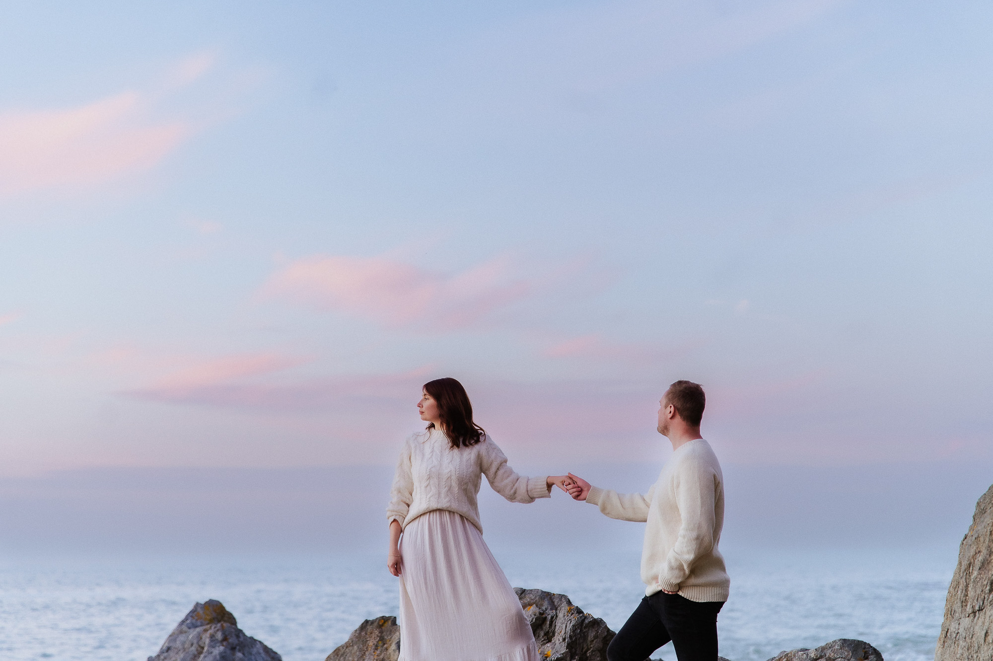 couple amoureux regard complice sur la plage coucher de soleil Mimizan