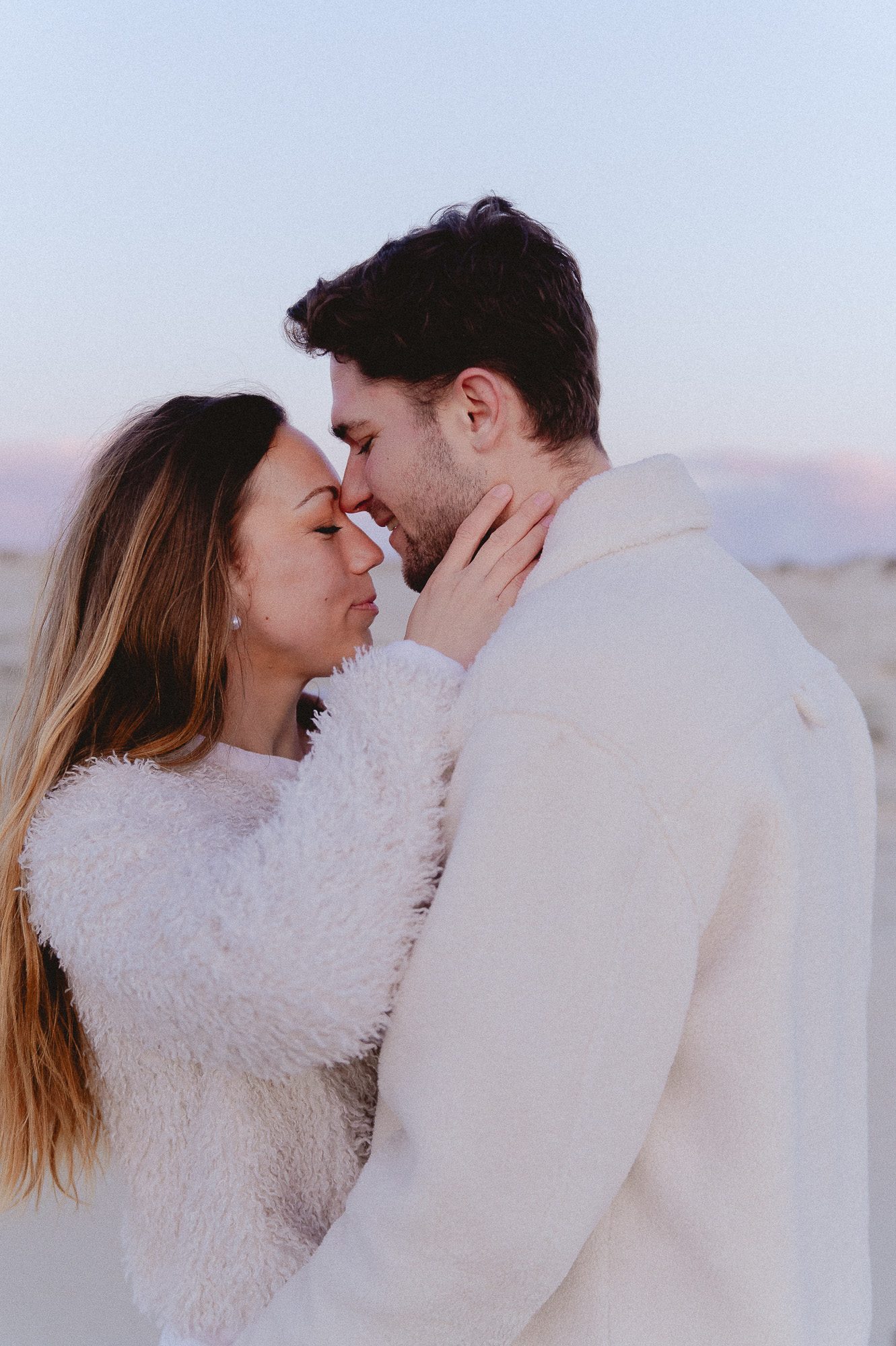 portrait serré couple amoureux regard intense plage