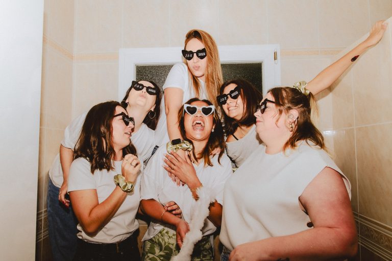 EVJF dans les Landes en intérieur à cause de la pluie groupe de copines dans une baignoire