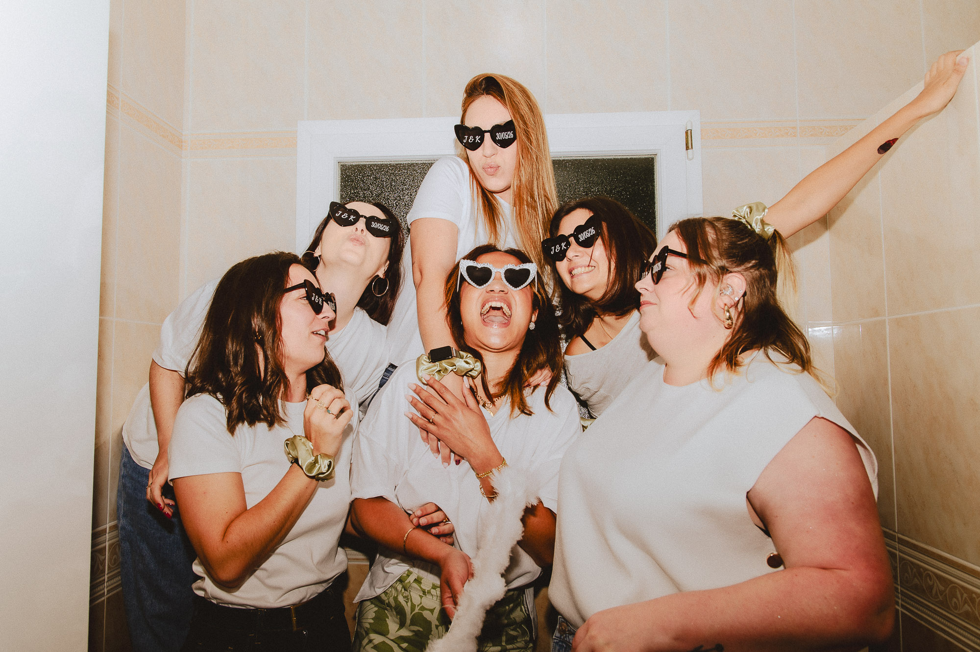 EVJF dans les Landes en intérieur à cause de la pluie groupe de copines dans une baignoire