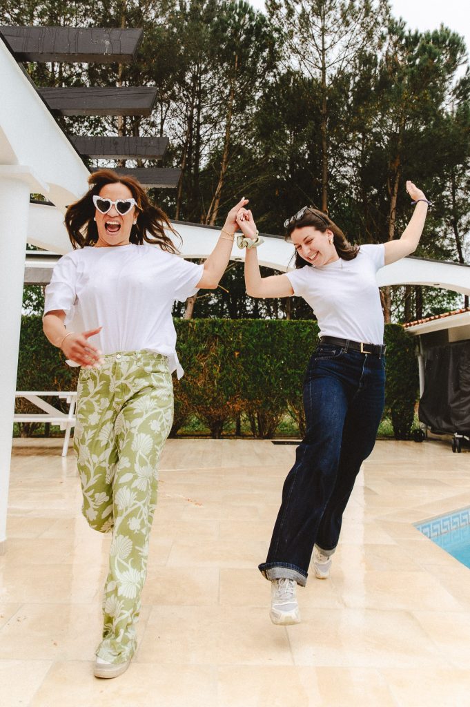 future mariée et une amie qui courent pour faire une photo fun