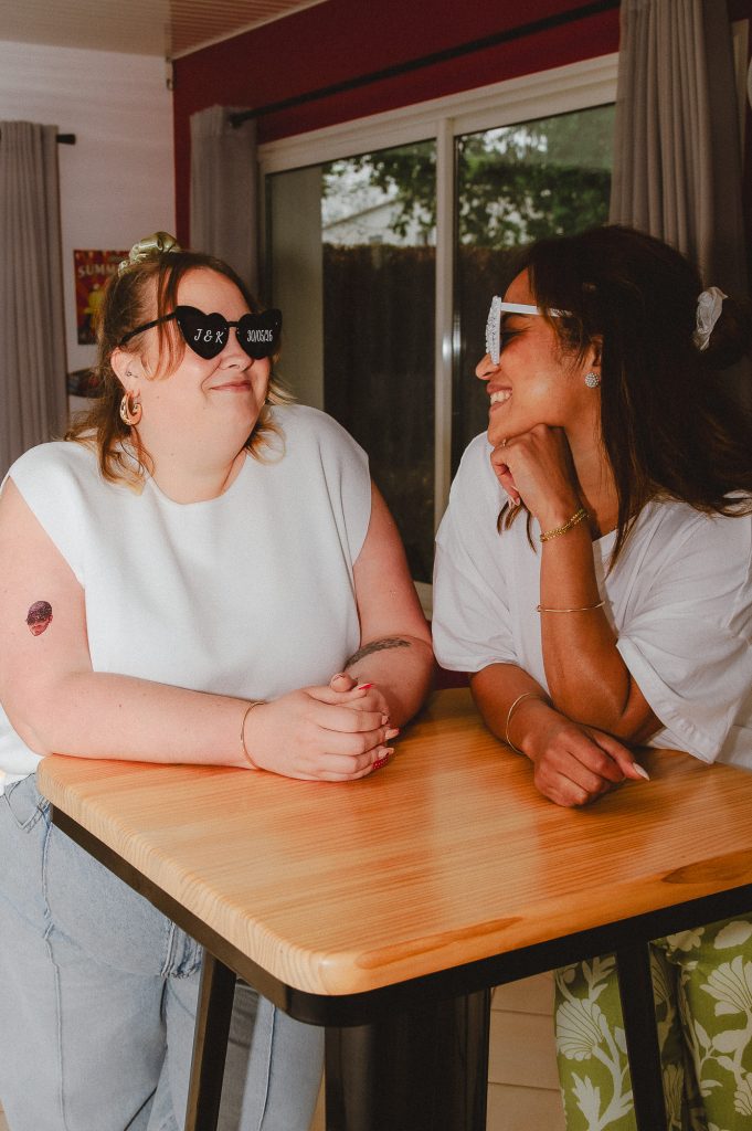 moment complice entre amies lors d'un evjf dans les Landes sous la pluie