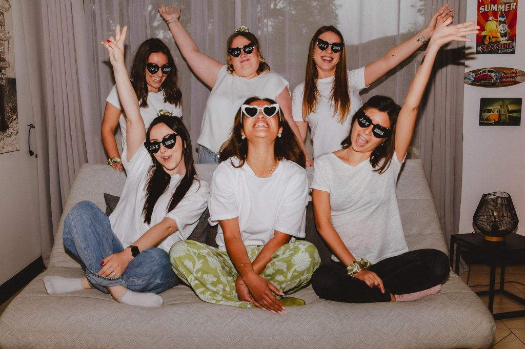 séance photo EVJF au flash en intérieur ambiance fun et décalée entre copines