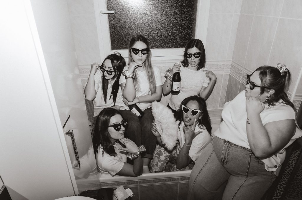 séance photo EVJF au flash dans une baignoire façon bad ass dans les Landes