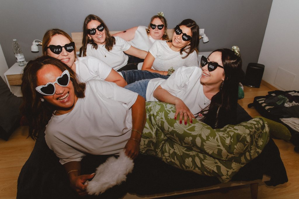 enterrement de vie de jeune fille dans les Landes plan B intérieur journée pluvieuse