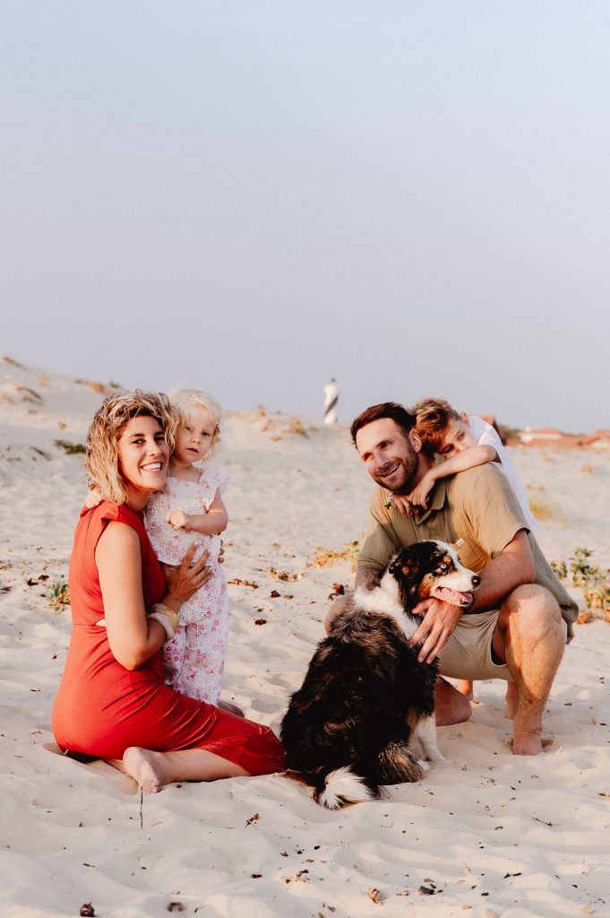 famille devant le phare de Contis